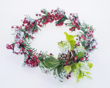 Beschneiter Kerzenring mit roten Beeren - B1