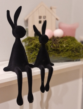 Preview: Sitzhase Osterhase in Schwarz als moderne Osterdeko auf einem Regal