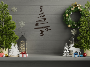 Preview: Weihnachtsbaum aus schwarzem Metall, aufgehängt an einer Tür, mit sanfter Beleuchtung im Hintergrund.