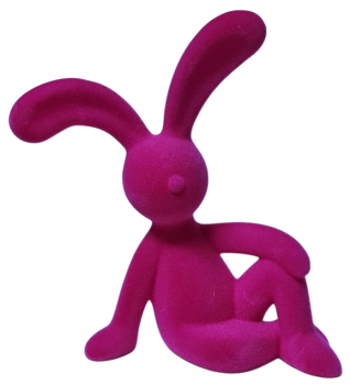 Pinker beflockter Osterhase in entspannter Sitzpose, seitlich sitzend und mit einem Arm am Knie abgestützt