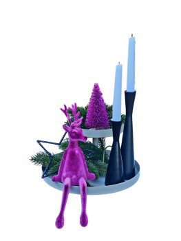 Preview: Beerenfarbener Mini-Tannenbaum auf heller Holzkommode – stilvolle Winterdekoration.