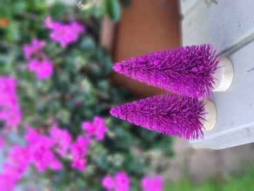 Preview: Dekorativer pinker Tannenbaum aus Kunststoff auf Holzbasis – festliche Weihnachtsdekoration.