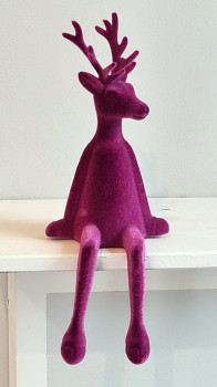 Hirsch Kantenhocker 33 cm in Beere aus beflocktem Kunststoff als moderne Weihnachtsdeko für Fensterbank oder Regal