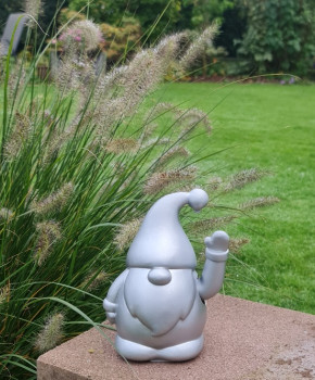 Detailaufnahme vom Gesicht des Weihnachtswichtels mit langem weißen Bart