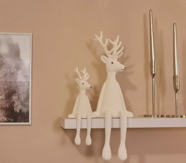 Preview: Sitzende Hirschfigur in Weiß als Kantenhocker – moderne Weihnachtsdeko für Fensterbank