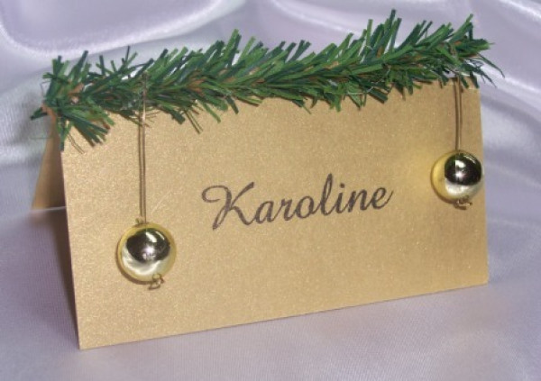 Weihnachtstischkarte mit einem Tannenzweig und Kugeln 2