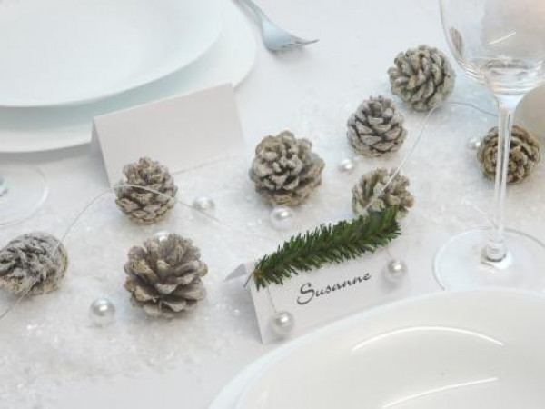 Weihnachtstischkarte mit einem Tannenzweig und Kugeln 3