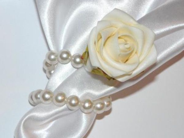 Flexibler Perlenserviettenring mit einer Rose 1