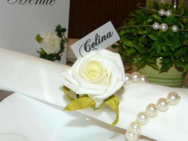 Flexibler Perlenserviettenring mit einer Rose 3