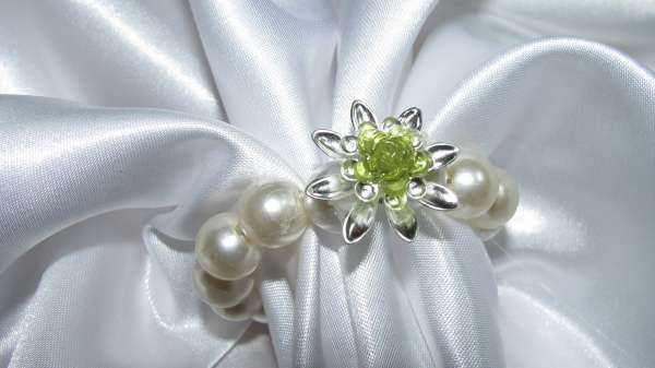 Perlenserviettenring mit einer Blume grün/silber 1