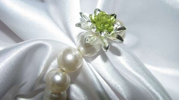 Perlenserviettenring mit einer Blume grün/silber 2