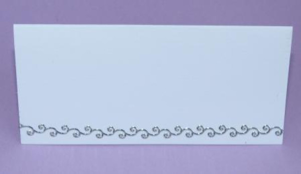 Tischkarte mit einem silberfarbenen Ornament 2