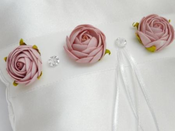 Accessoires zur Hochzeit - Ringkissen mit Rosen. Tischdeko-online.de 2