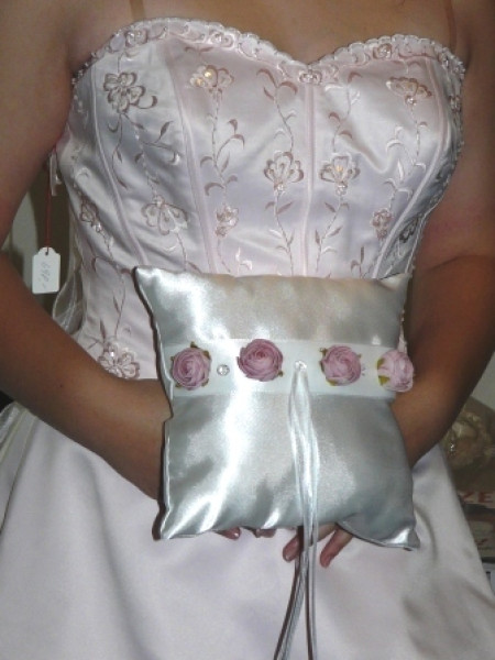 Accessoires zur Hochzeit - Ringkissen mit Rosen. Tischdeko-online.de 4