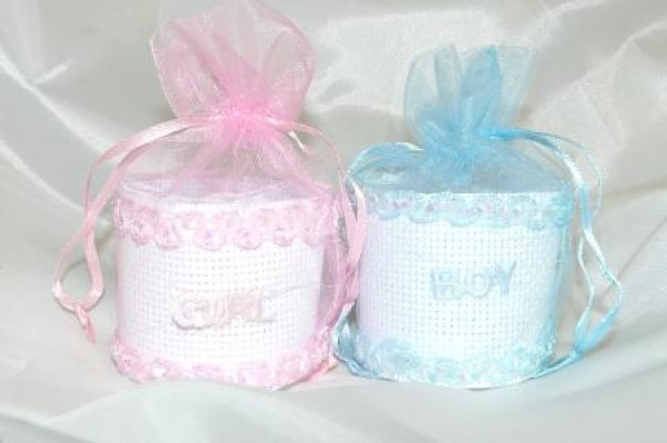 Baby-Geschenkkörbchen blau und rosa 1