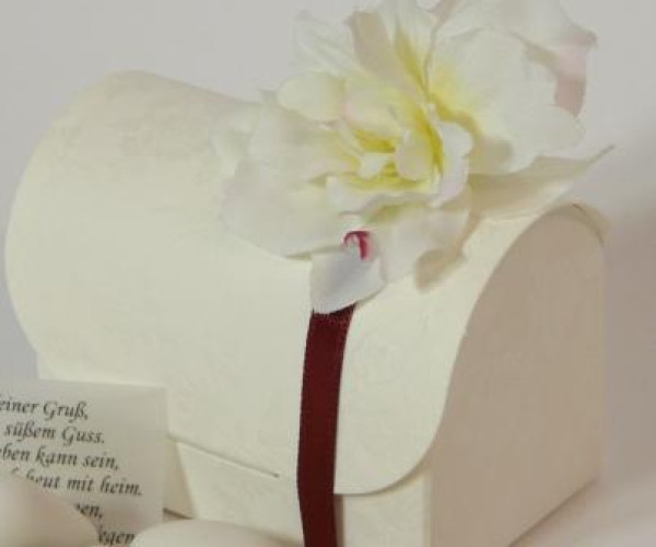 Ausgefallenes Gastgeschenk runde Truhe mit einer Blume 2