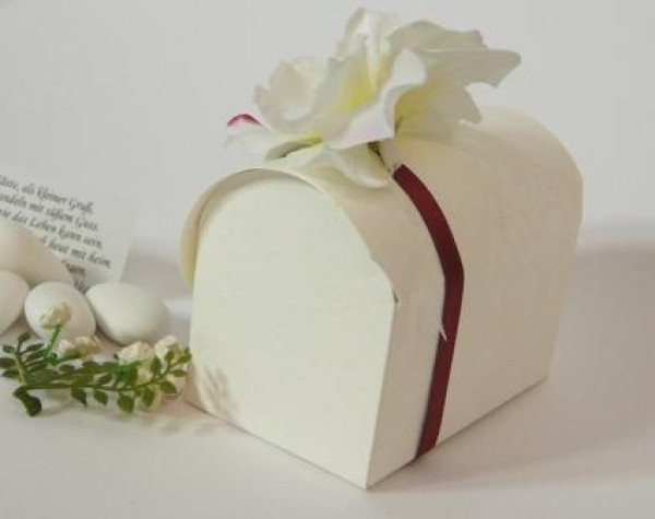 Ausgefallenes Gastgeschenk runde Truhe mit einer Blume 3