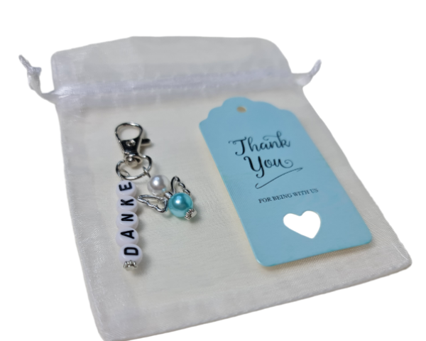 Gastgeschenk, Anhänger - mit einem kleinen Schutzengel in der Farbe Blau und dem Wort "Danke" - 1 Gastgeschenk, Anhänger - mit einem kleinen Schutzengel in der Farbe Blau und dem Wort "Danke" - 1