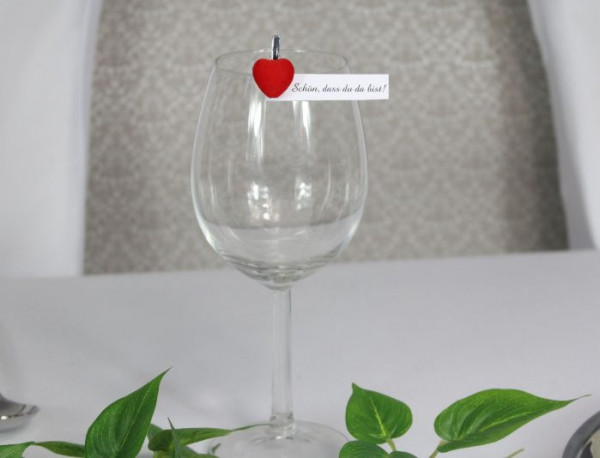 Gastgeschenk und Platzkarte. rotes Herz mit einer Klammer - 4