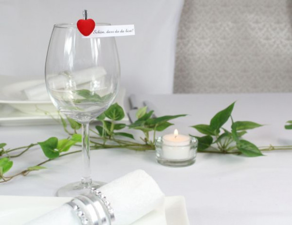 Gastgeschenk und Platzkarte. rotes Herz mit einer Klammer - 2
