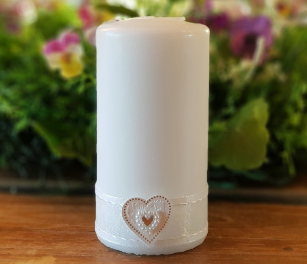 Stumpenkerze weiß oder creme mit einem weißen Herz - 1 Stumpenkerze weiß oder creme mit einem weißen Herz - 1