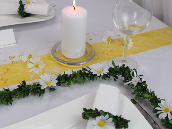 Ehrenplatzdeko, Ehrenplatz Girlande aus Rosenblättern und Margeriten - B3
