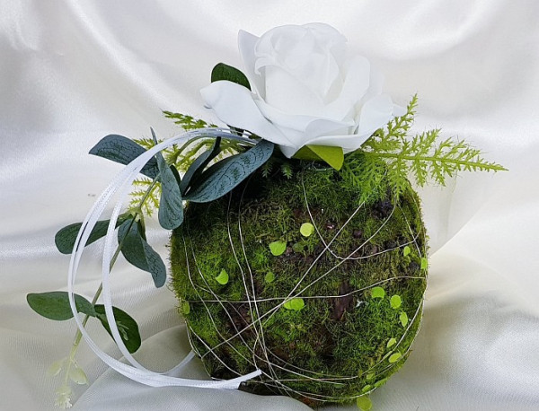 Mooskugel mit einer Rose Mooskugel mit einer Rose