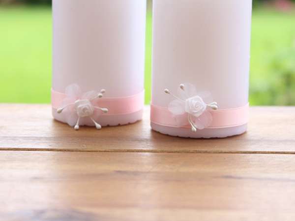 Stumpenkerze weiß oder creme mit einem Satinband und einer Blume 3
