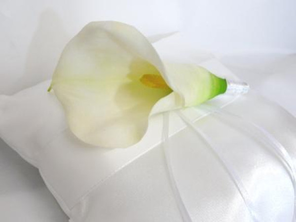 Hochzeitsdekoration - Braut - Ringkissen mit einer Calla. Handarbeit bei Tischdeko-online.de 2