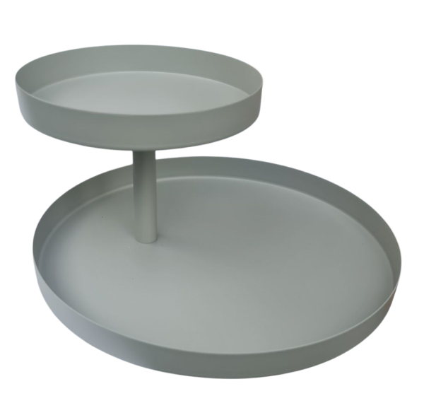 Zweistufige Etagere aus schwarzem Metall mit dezentriertem Design auf hellem Holztisch Zweistufige Etagere aus schwarzem Metall mit dezentriertem Design auf hellem Holztisch