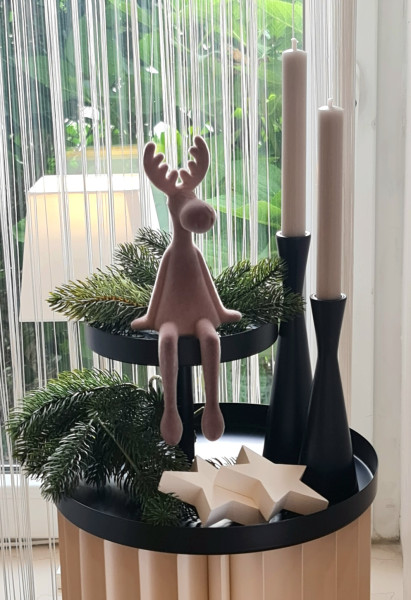 Zweistufige Etagere aus schwarzem Metall mit dezentriertem Design auf hellem Holztisch Zweistufige Etagere aus schwarzem Metall mit dezentriertem Design auf hellem Holztisch