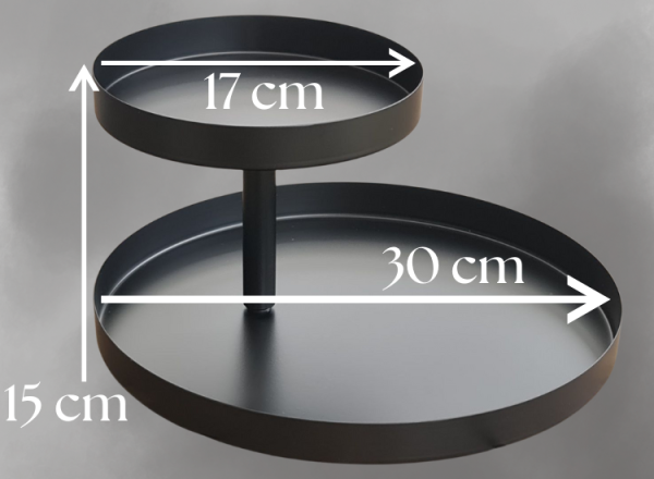 Zweistufige Etagere aus schwarzem Metall mit dezentriertem Design auf hellem Holztisch Zweistufige Etagere aus schwarzem Metall mit dezentriertem Design auf hellem Holztisch