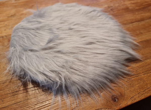 Weiches graues Dekofell aus Acryl und Polyester für stilvolle Wohnraumgestaltung