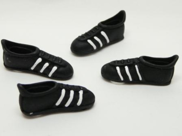 4 Mini-Fußballschuhe als Streudeko. Tischdeko-online für den Fussball 3