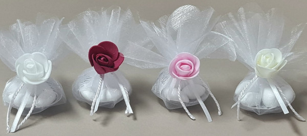 Gastgeschenk, ein Organzasäckchen mit einer Rose . Gefüllt mit Mandeln