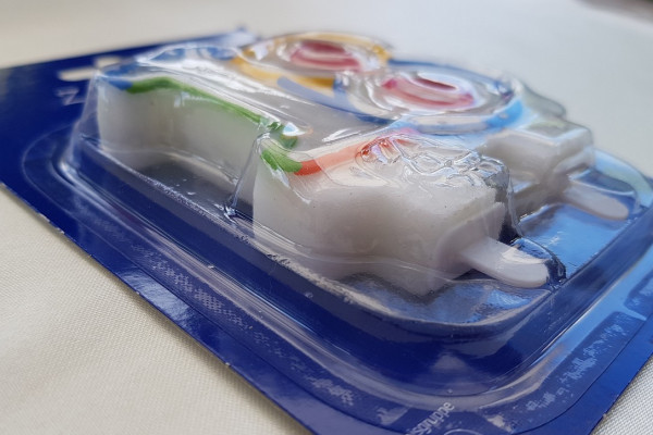 Eine bunte Zahlenkerze (Tortenkerze) mit der Zahl 18 mit einem Stecker - 3