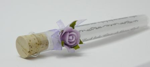 Gastgeschenk im Reagenzglas, Glasröhrchen und Hochzeitsmandeln mit einer Rose in Lila_2