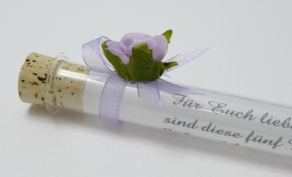Gastgeschenk im Reagenzglas, Glasröhrchen und Hochzeitsmandeln mit einer Rose in Lila_4