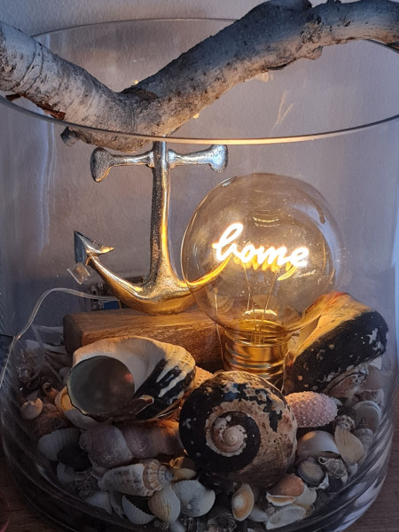 LED Dekobirne home aus Kunststoff mit Schriftzug im Glühdraht, dimmbar, USB-C aufladbar, 9,5 x 14 cm LED Dekobirne home aus Kunststoff mit Schriftzug im Glühdraht, dimmbar, USB-C aufladbar, 9,5 x 14 cm