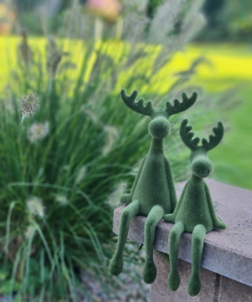 Elchfigur Weihnachten, Deko Elch sitzend, skandinavische Weihnachtsdekoration, Kantenhocker Elch grün, Weihnachtsdeko Elchfigur tannengrün, natürliche Weihnachtsdekoration