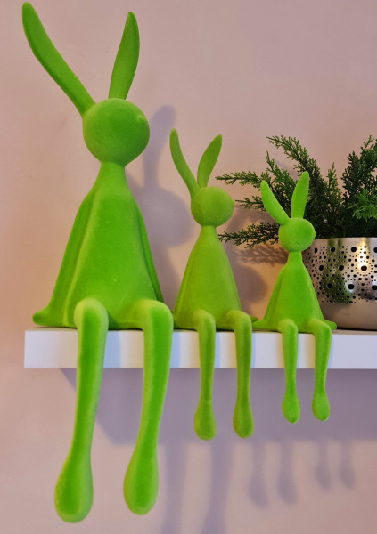 Großer beflockter Sitzhase in Frühlingsgrün als Wohnzimmer Osterdeko