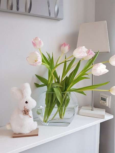Tischdekoration zu Ostern - ein weicher, weißer Hase auf einem Holzsockel - 5