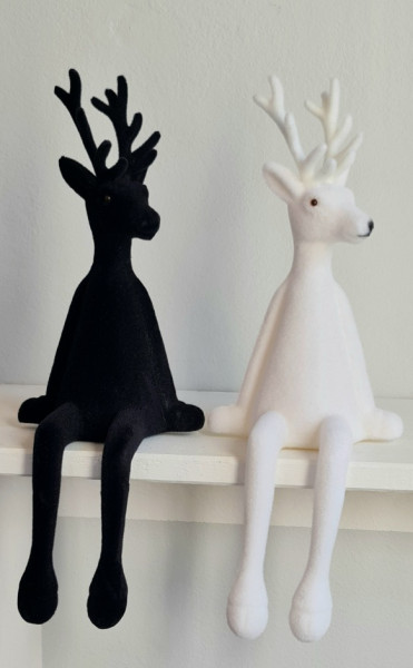 Detailansicht weiße Hirschfigur aus beflocktem Kunststoff – elegante Winterdekoration