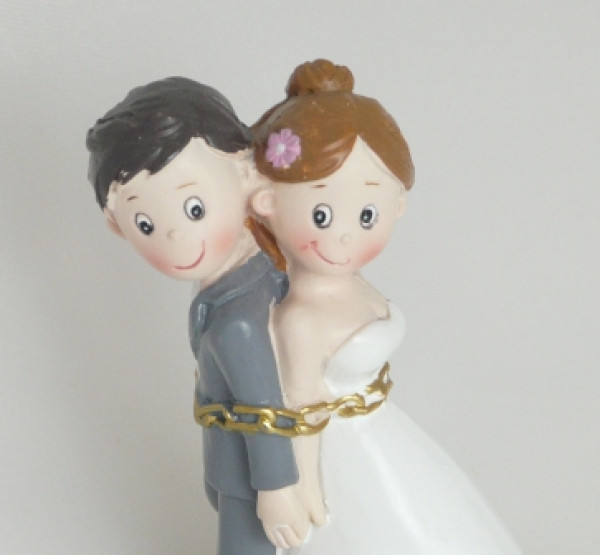 Tortenfigur Hochzeitspärchen mit einer Kette 4