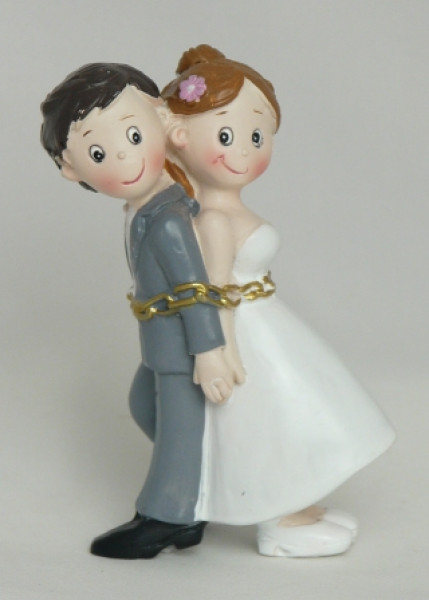 Tortenfigur Hochzeitspärchen mit einer Kette 4