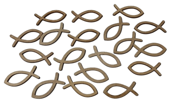 Holzfische aus naturbelassenem Holz als Streudeko auf festlich gedecktem Tisch zur Kommunion