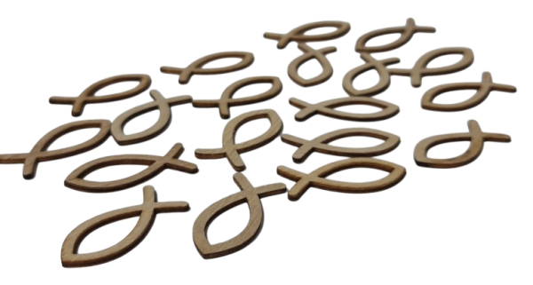 Streudeko Holzfische kombiniert mit mediterraner Tischdekoration und Naturmaterialien