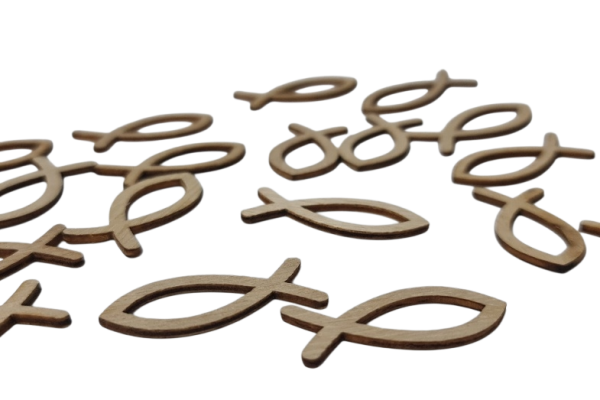 Detailansicht eines einzelnen Holzfisches mit natürlicher Holzmaserung