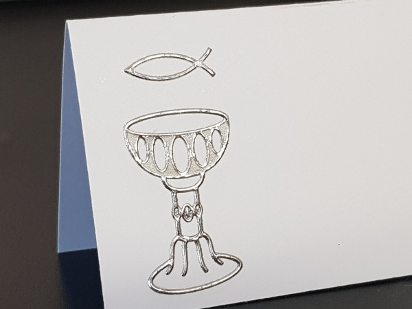 Tischkarte mit einem Kelch in Silber oder Gold