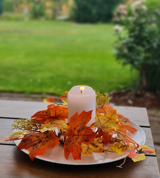 Herbstlicher Kerzenring mit Blättern und Beeren Ø 23 cm Herbstlicher Kerzenring mit Blättern und Beeren Ø 23 cm